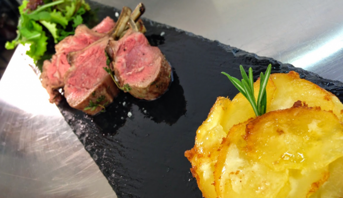 Carré d'agnello con gratin di patate - video ricetta